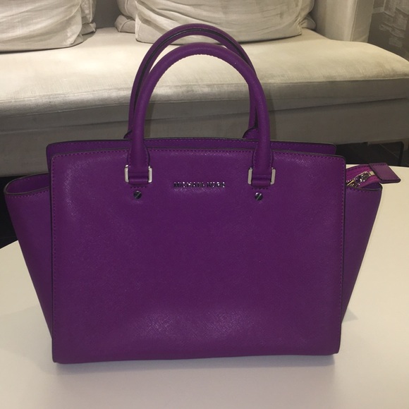 Handbags - Michael Kors Purse
